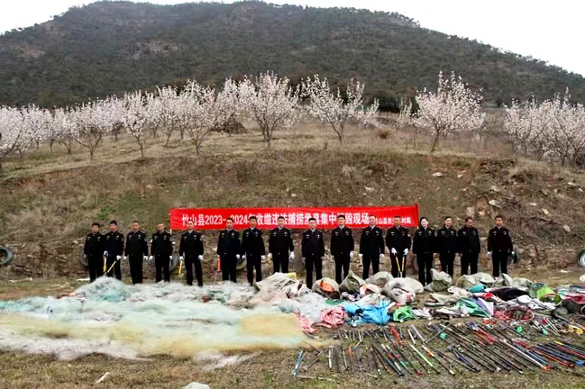 我县集中销毁非法捕捞渔具850件   