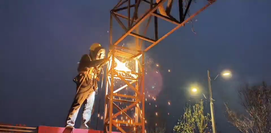 县城管执法局联合开展“破窗拆网”专项整治行动