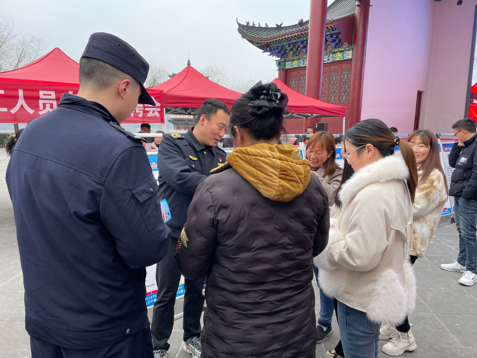 上庸镇：“扫黄打非”进景区