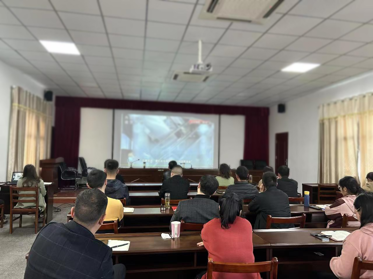 县公共检验检测中心组织观看安全警示教育片