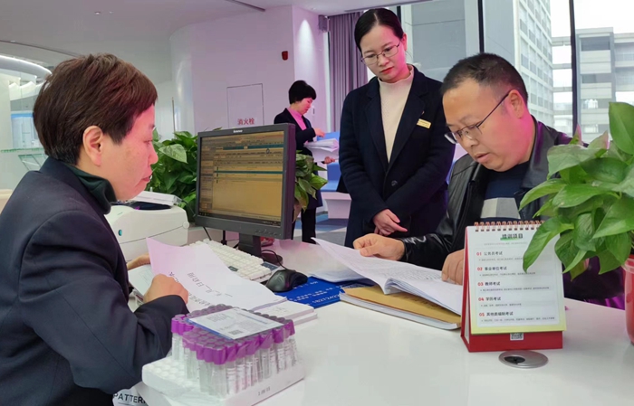 县卫健局：局长进大厅  “坐班”提效能