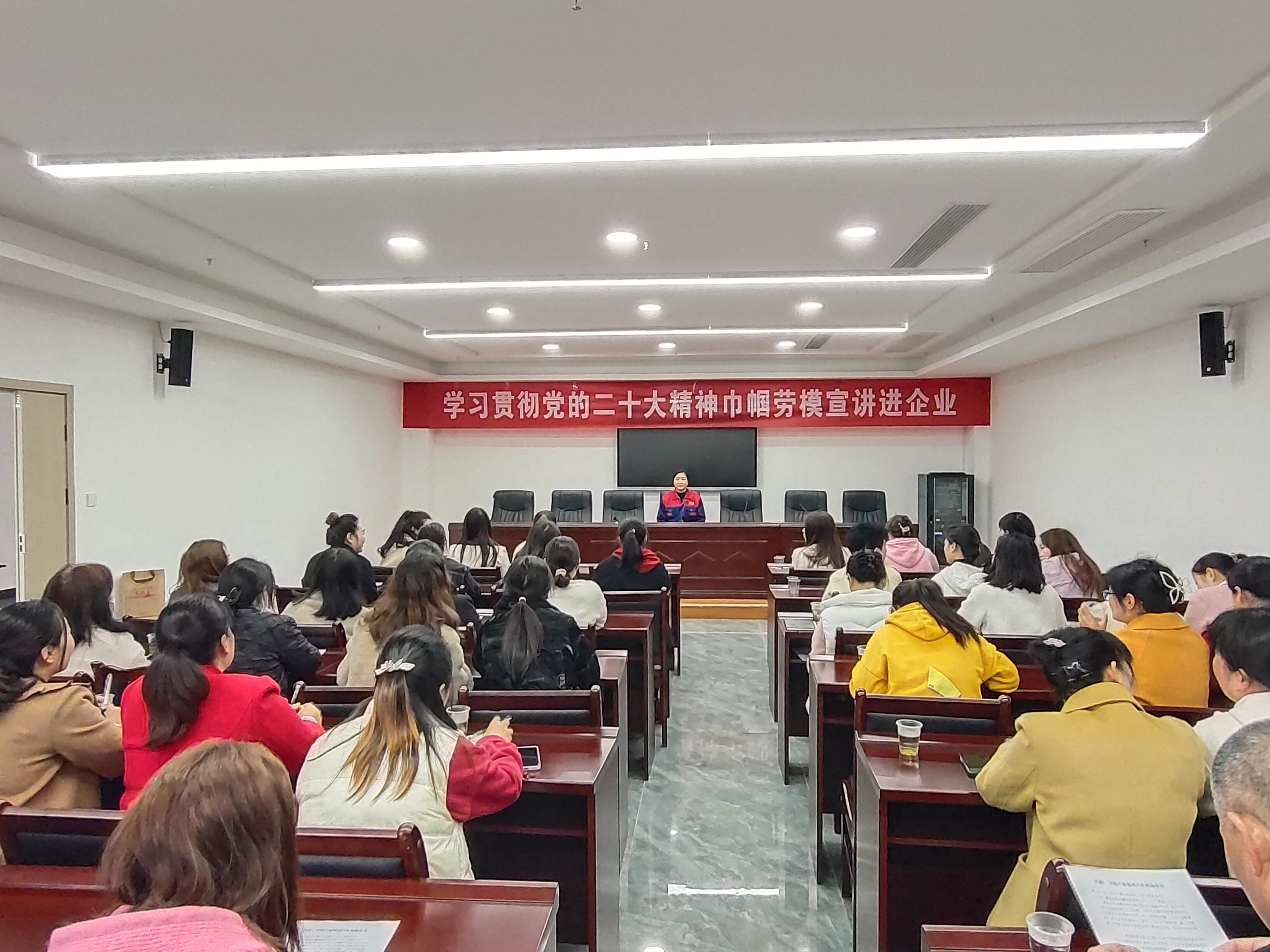 县总工会：开展巾帼劳模工匠宣讲进企业活动