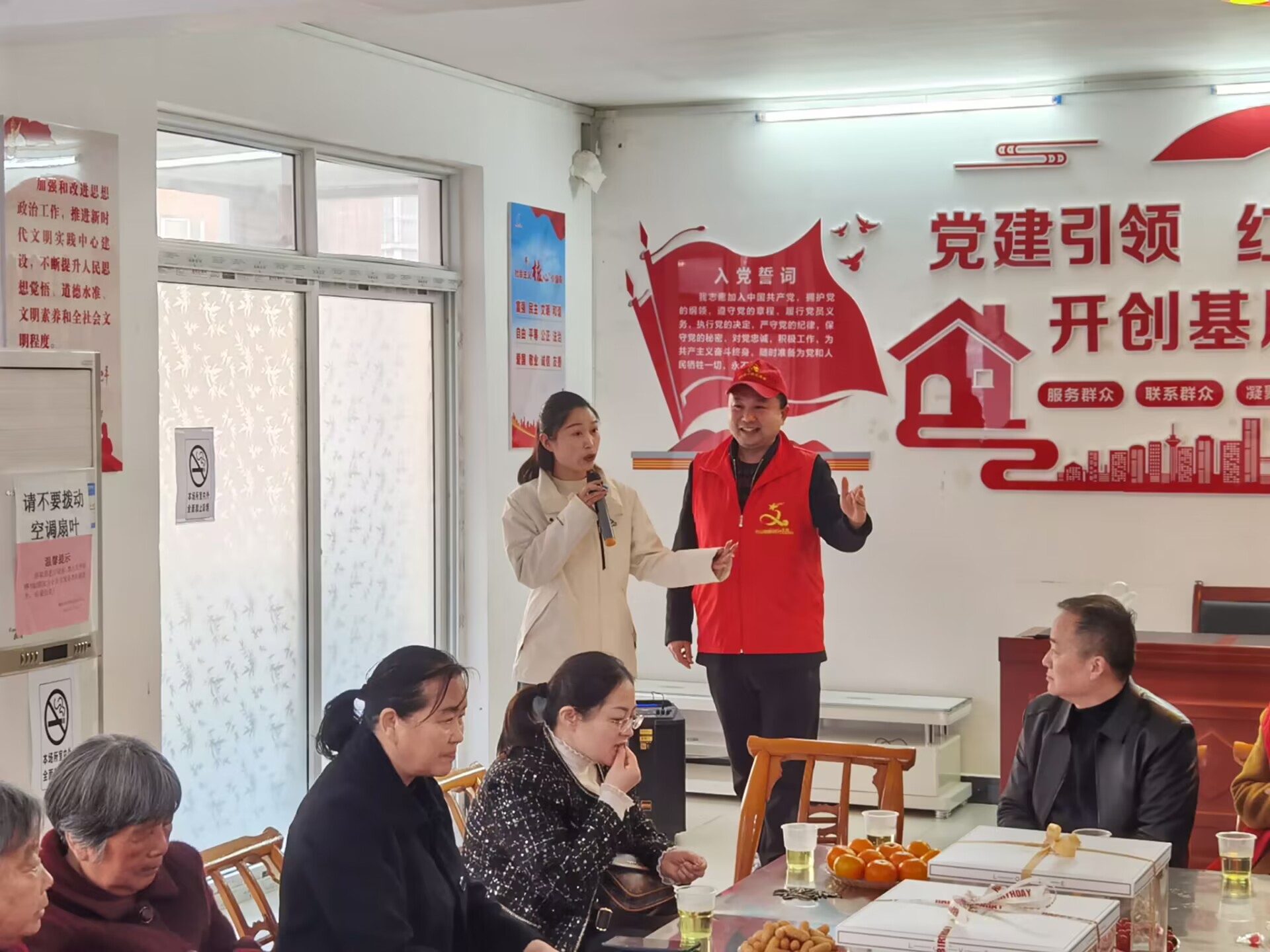 文艺志愿者为社区老人集体过生日