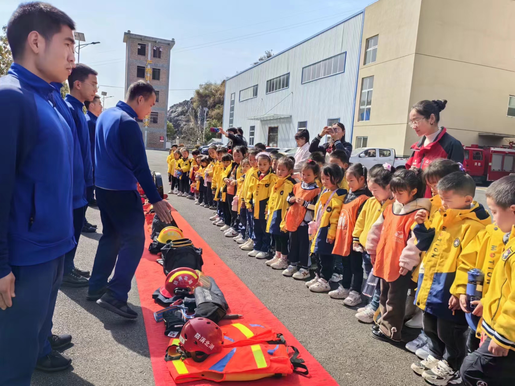 溢水镇东川村：童伴携手消防  萌娃拥抱“蓝朋友”