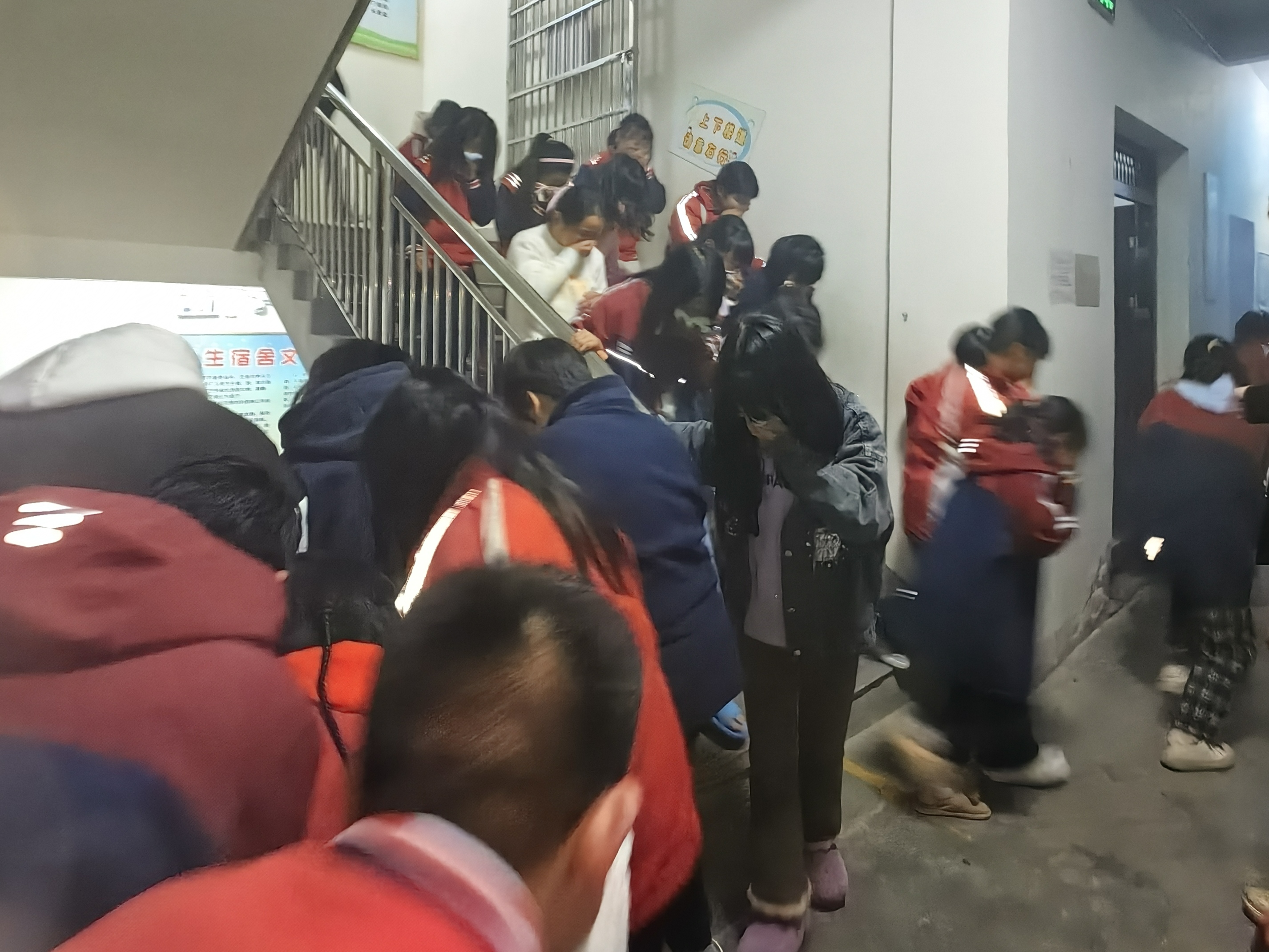 深河乡九年一贯制学校：警报一响　师生齐忙