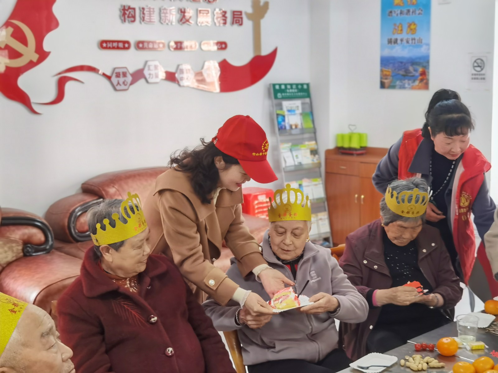 县文化馆开展党建引领“志愿红”情暖“夕阳红”活动