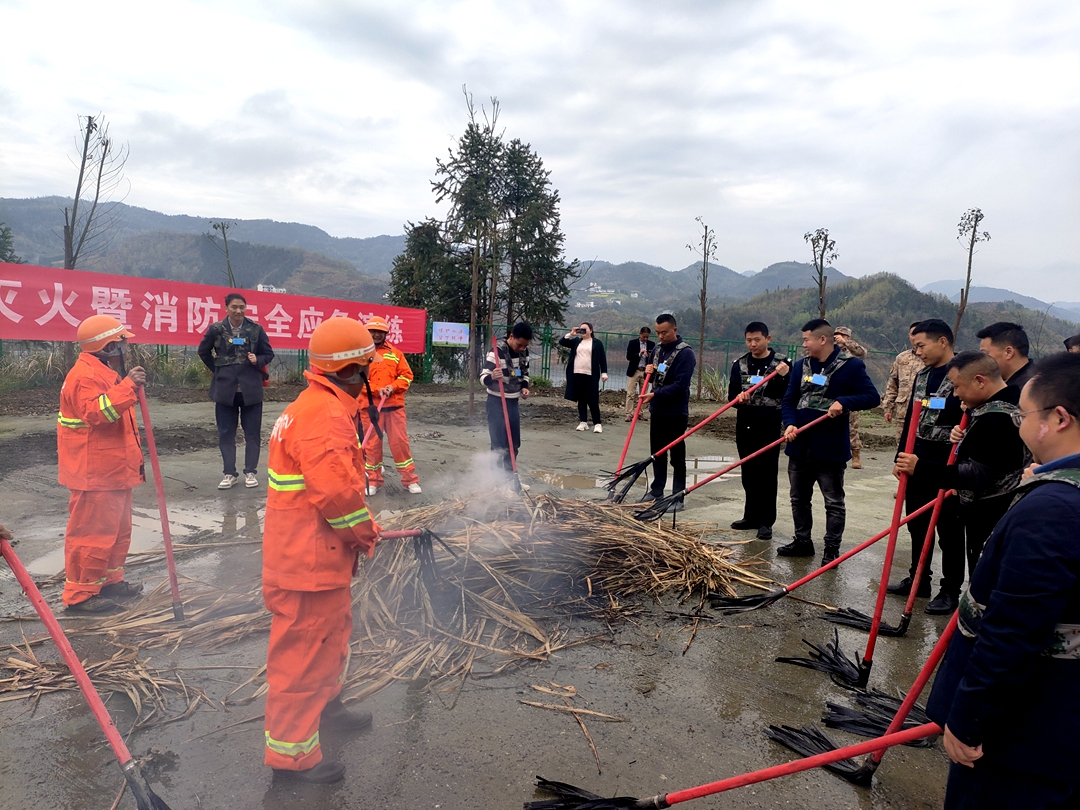 上庸镇开展森林防灭火演练筑牢绿色“防火墙”