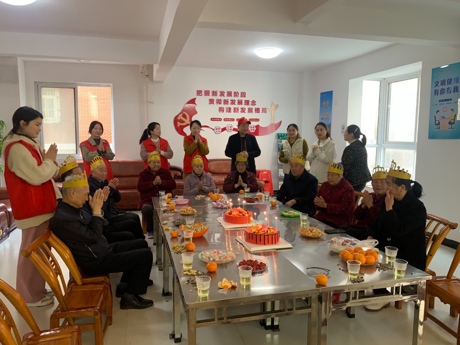 城关镇城西社区老人集体过上暖心生日会