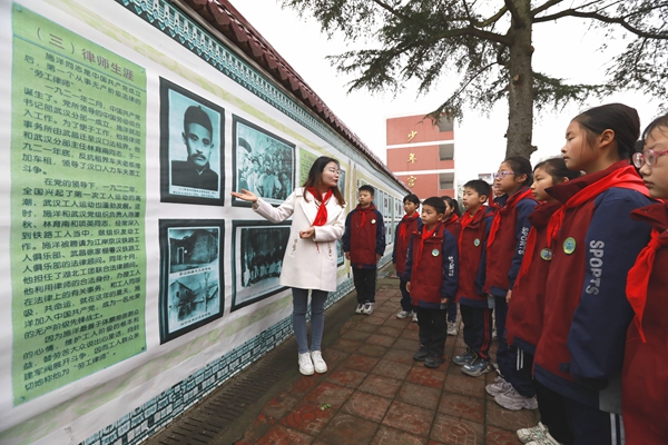 宝丰镇施洋小学开展“清明祭英烈、传承爱国志”活动 