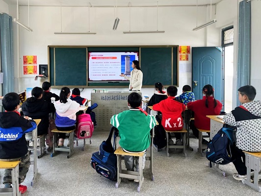宝丰镇曹家湾小学：祭英烈　勇担当