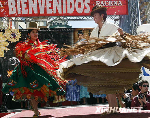 6月29日，在玻利维亚行政首都拉巴斯举行的土著小姐选美活动中，身穿民族服装的参选土著小姐在进行舞蹈表演。