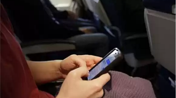 图说：坐飞机玩手机或将被严罚。网络图