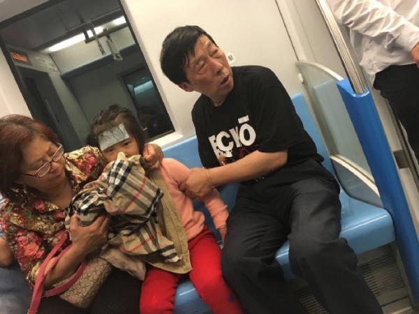 爷爷在地铁上脱外套给生病孙女呕吐 被赞有腔调