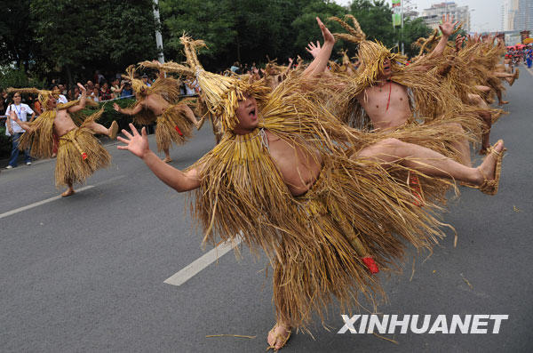 6月1日，成都市青羊大道，正在上演土家族毛古斯舞。