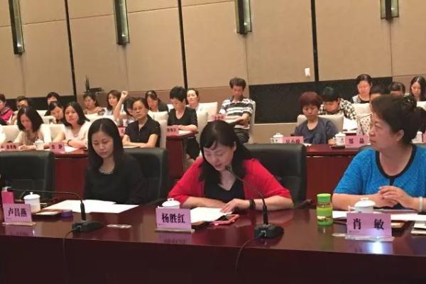 武汉官员家属：感谢从严治党 丈夫在家时间多了