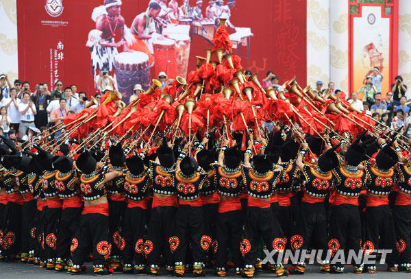 6月1日，成都市青羊大道正在上演彝族长号唢呐乐舞。