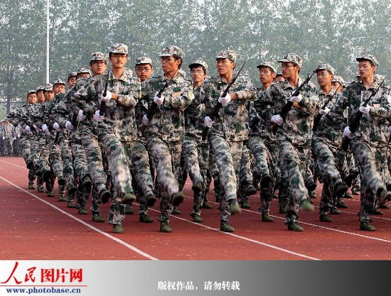 9月11日，浙江大學(xué)2009級(jí)新生軍訓(xùn)匯報(bào)表演在紫金港校區(qū)舉行。  版權(quán)作品，  請(qǐng)勿轉(zhuǎn)載。