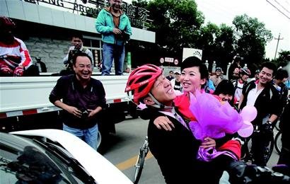 襄阳新郎头戴红色头盔 用单车迎娶新娘(图)