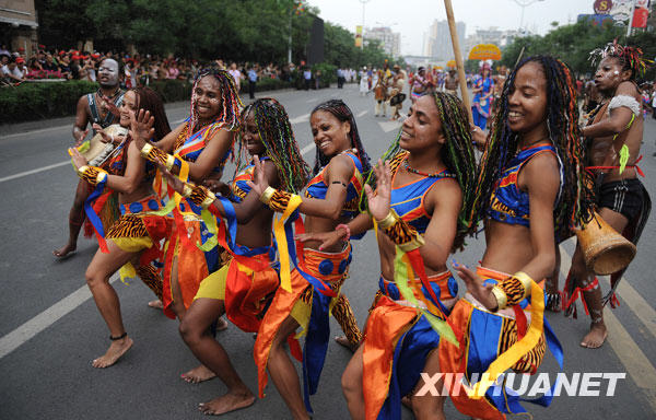 6月1日，成都市青羊大道，正在上演马达加斯加鼓舞。