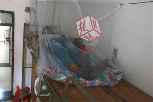 大一新生身高近2米 学校为其特制超大床（图）