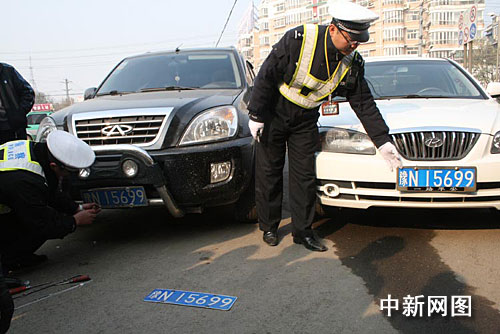 河南：“雙胞胎”車街頭相遇 “李逵”pk“李鬼” (2)