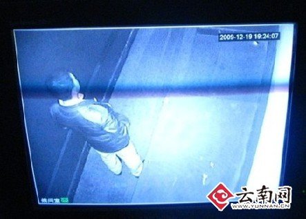 黑色皮衣颜色基本没变，黑色裤子变成了白色
