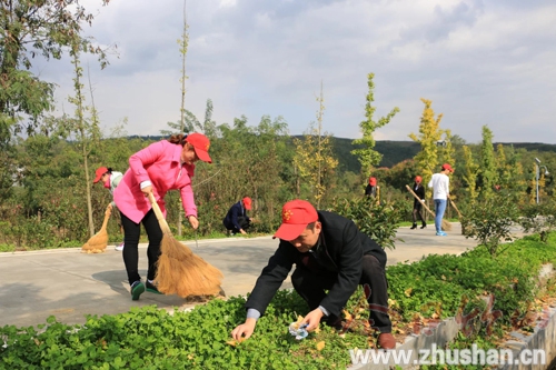 積極參與村莊環(huán)境整治.jpg