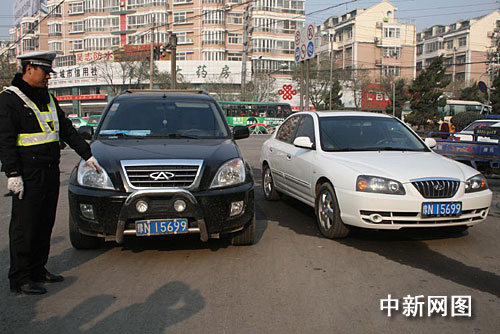 河南：“雙胞胎”車街頭相遇 “李逵”pk“李鬼”