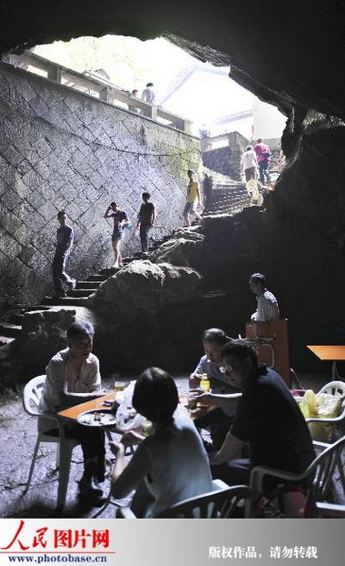 市民在紫云洞内纳凉休闲。  版权作品，请勿转载。