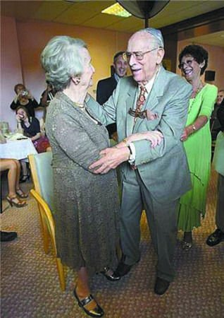 一见钟情 97岁的他和87岁的她结婚了