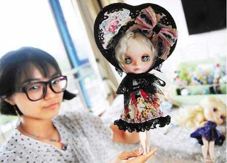 “改娃师”,其实是对娃娃进行改妆。这个职业听上去很陌生,然而却有人能借此赚到不少钱。