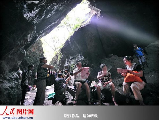 市民在西湖边宝石山上的蝙蝠洞内避暑纳凉。  版权作品，请勿转载。