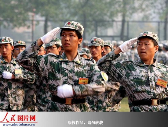 9月11日，浙江大學2009級新生軍訓匯報表演在紫金港校區(qū)舉行。  版權作品，請勿轉載。