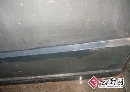 门边墙壁有宽约7厘米，高约50厘米的凸出墙