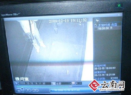 除了记者的反光皮包之外，黑色衣裤都“变”为白色