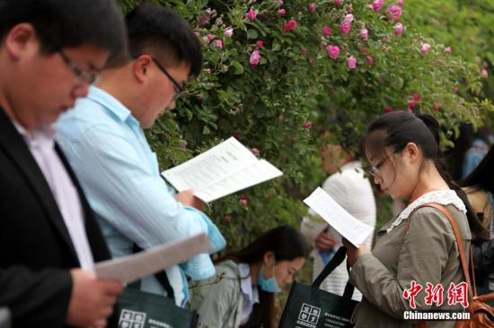 资料图：全国25个省份举行2016年公务员招录笔试，总招考人数超过14万，一些岗位的竞争程度高达“千里挑一”。中新社发 吉 喆 摄 图片来源：cnsphoto