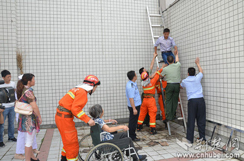聋哑男子欲从医院楼顶跳下轻生消防警民联合救援(组图)