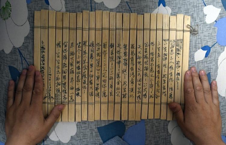 北川无腿青年百米卷轴写超千首情诗感动女方父母扭转爱情