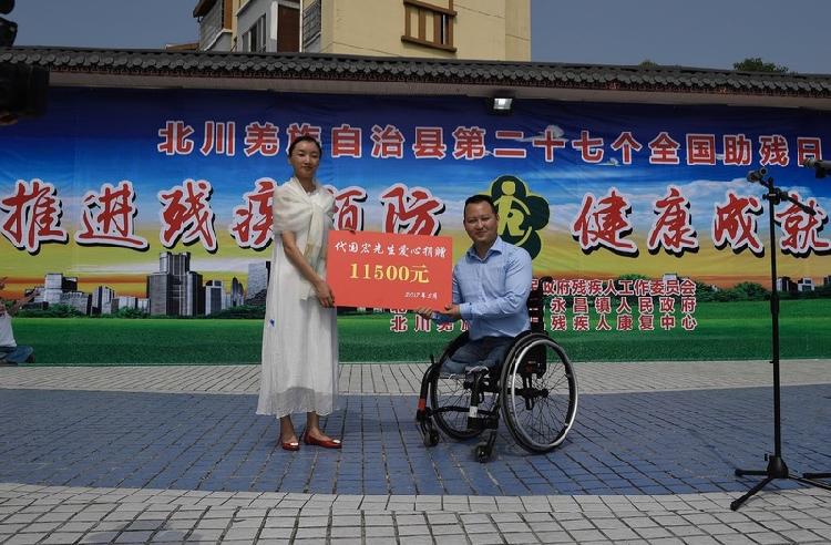 北川无腿青年百米卷轴写超千首情诗感动女方父母扭转爱情