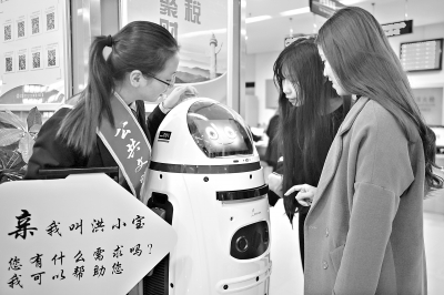 憨态可掬、形似动漫人物大白的“洪小宝”拥有生动的表情和真人发音记者任勇 摄