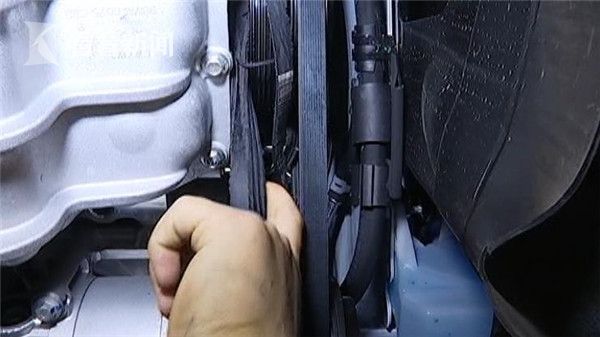 新车方向盘疑似锁死 车主遭遇公路惊魂