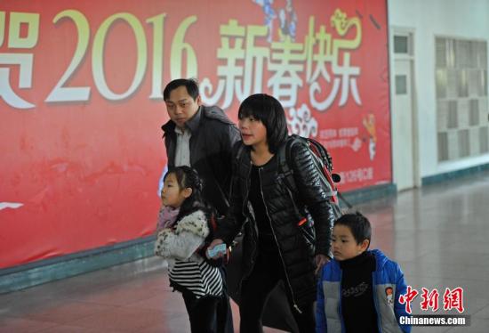 2月3日,山西太原火车站,一对夫妻领着他们的两个孩子匆忙赶车。<a target='_blank' href='http://www.chinanews.com/'>中新社</a>记者 韦亮 摄 2月3日,山西太原火车站,一对夫妻领着他们的两个孩子匆忙赶车。<a target='_blank' href='http://www.chinanews.com/'>中新社</a>记者 韦亮 摄
