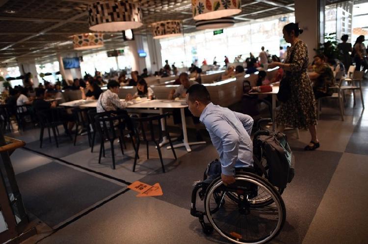 北川无腿青年百米卷轴写超千首情诗感动女方父母扭转爱情