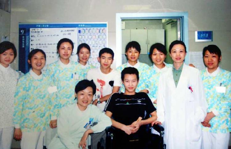 北川无腿青年百米卷轴写超千首情诗感动女方父母扭转爱情