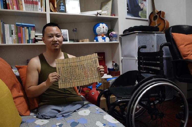 北川无腿青年百米卷轴写超千首情诗感动女方父母扭转爱情