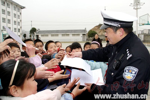 交警入校讲安全.jpg
