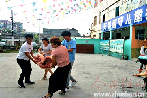 为孩子们送上“放心肉”.jpg