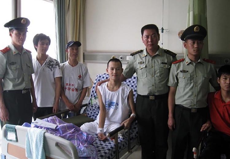 北川无腿青年百米卷轴写超千首情诗感动女方父母扭转爱情