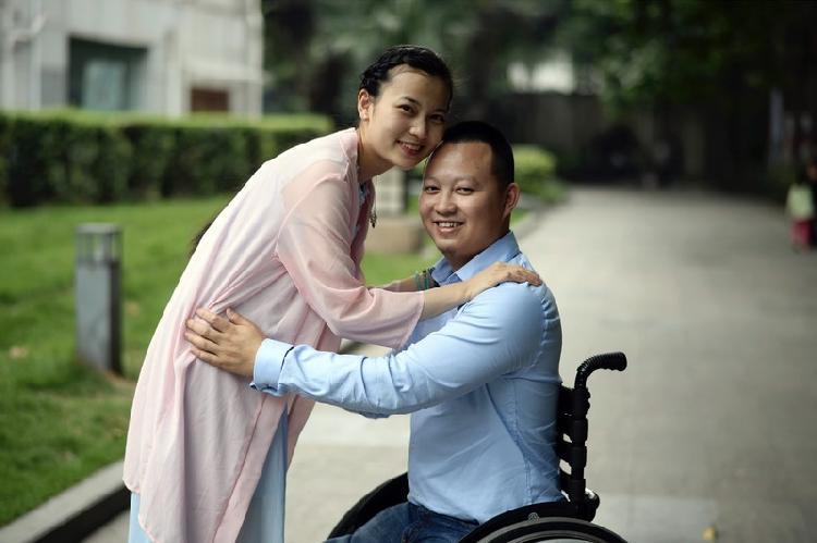 北川无腿青年百米卷轴写超千首情诗感动女方父母扭转爱情