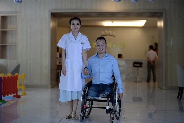 北川无腿青年百米卷轴写超千首情诗感动女方父母扭转爱情